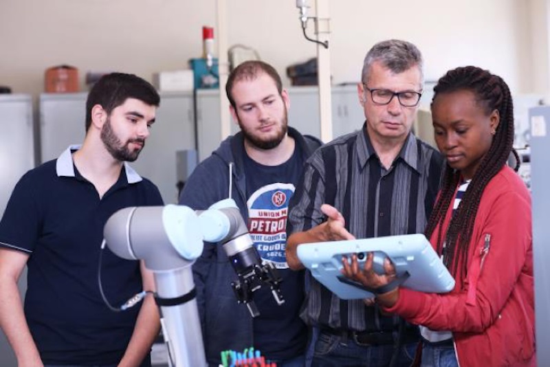 L’Universal Robots Academy, support de formation pour les étudiants en BTS électrotechnique au lycée Pierre-Émile Martin de Bourges